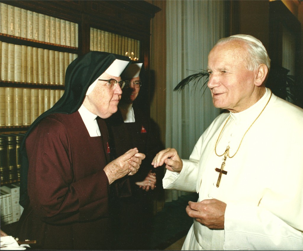 Mother-David-Marie-with-Pope-John-Paul-II-1990-1024x848.jpg